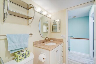 5532 NE Gulfstream Way in Stuart, FL - Foto de edificio - Building Photo