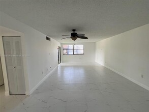 400 W Park Dr in Miami, FL - Building Photo - Building Photo