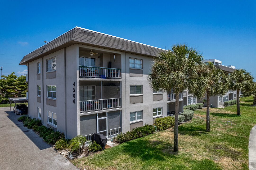 Kings Moorings in St. Petersburg, FL - Building Photo