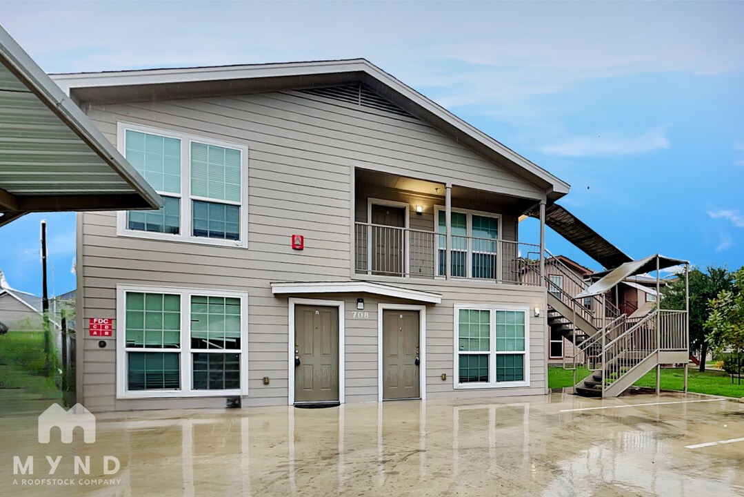 708 W 6th St in Taylor, TX - Building Photo