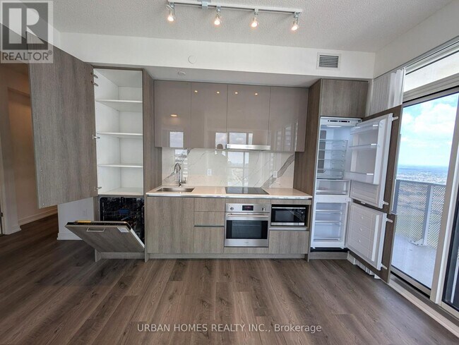 195 Commerce St in Vaughan, ON - Building Photo - Building Photo