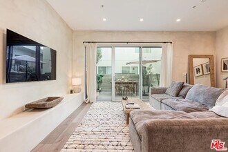 957 Figueroa Terrace in Los Angeles, CA - Building Photo - Building Photo