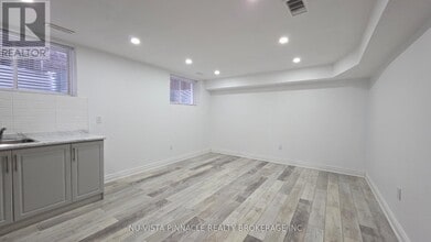 2076 Gough Ave in London, ON - Building Photo - Building Photo