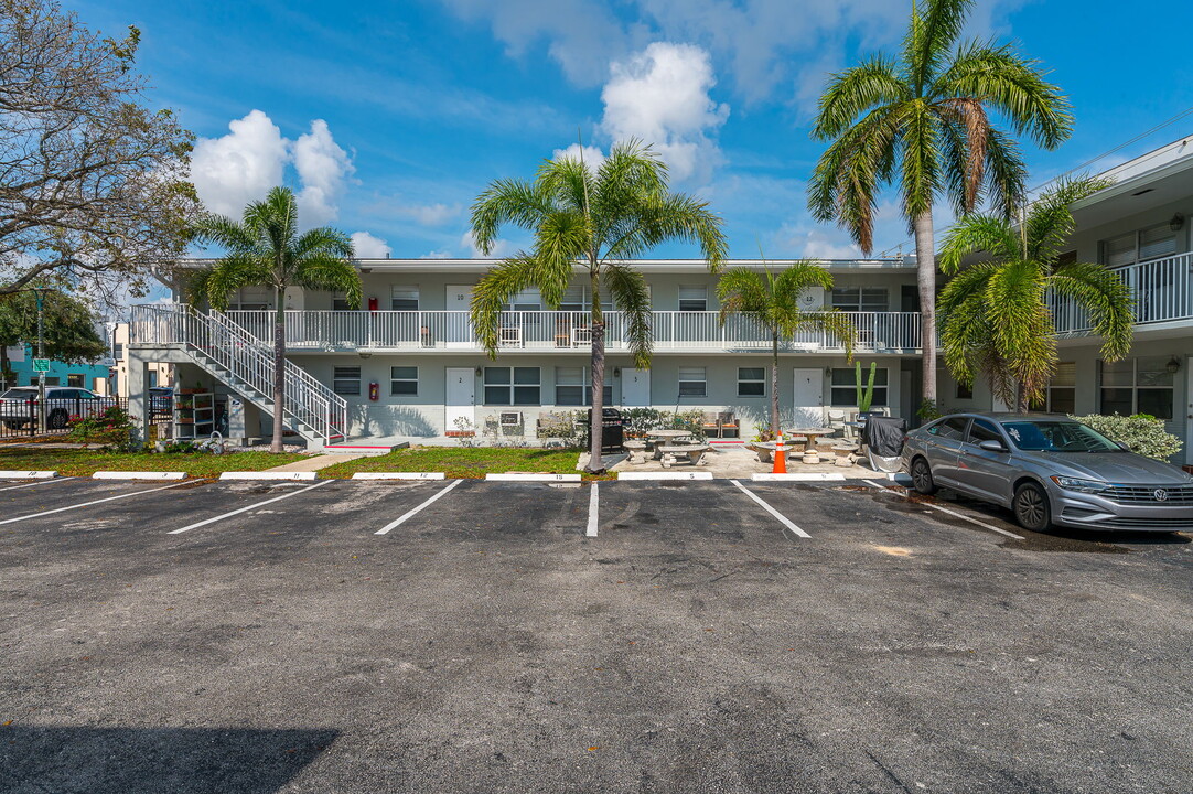 616 Lucerne Ave in Lake Worth, FL - Foto de edificio