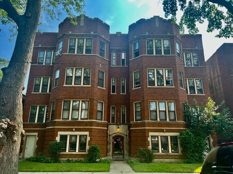 7843 S Paxton Ave in Chicago, IL - Building Photo