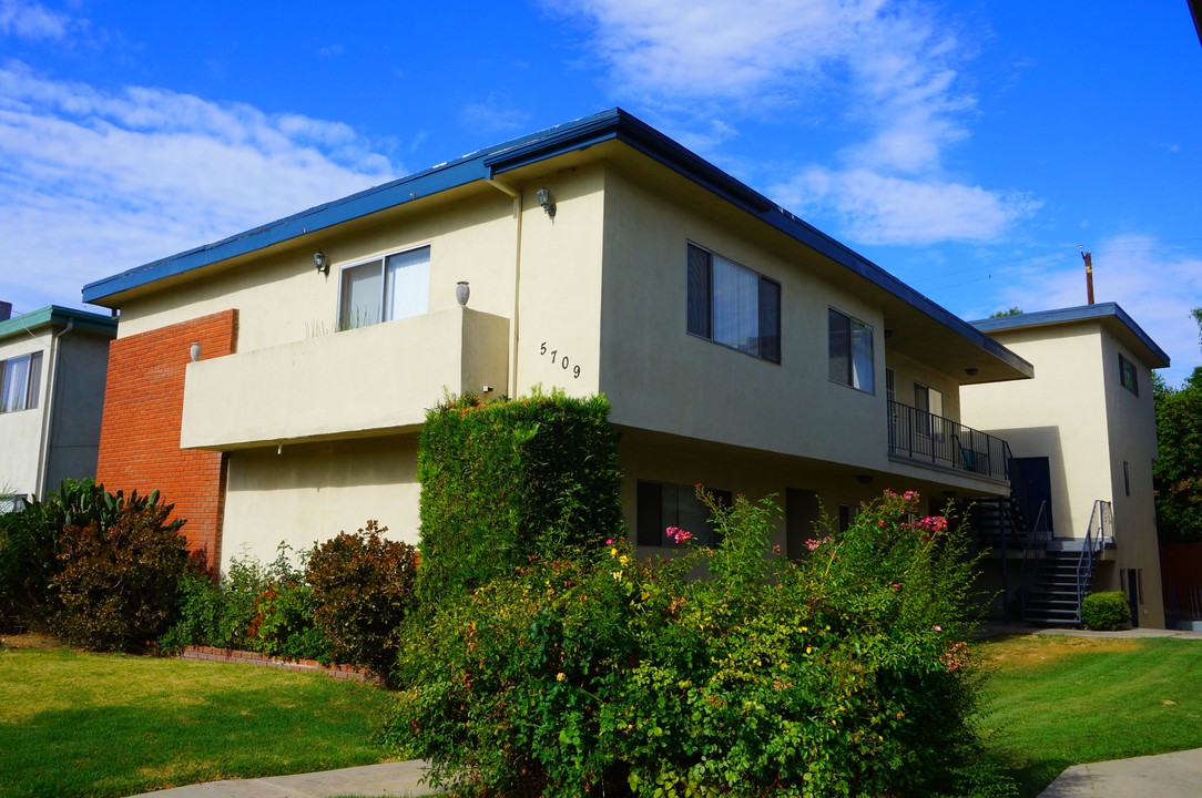 5709 Hazeltine Ave in Van Nuys, CA - Foto de edificio