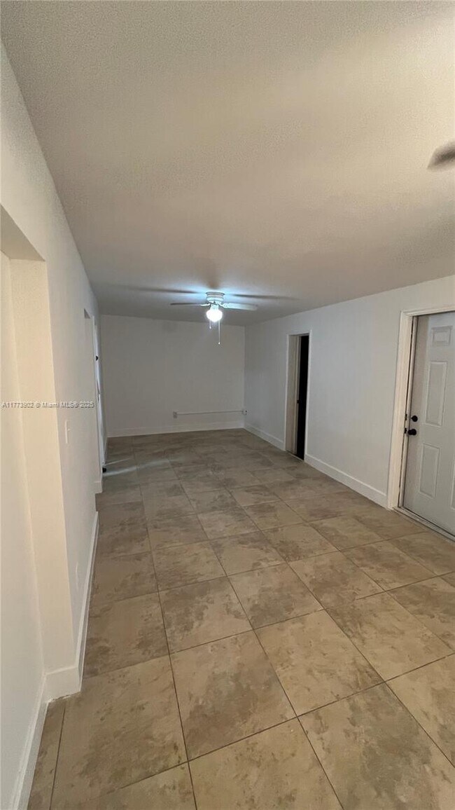 2020 NW 126th St in Miami, FL - Building Photo - Building Photo