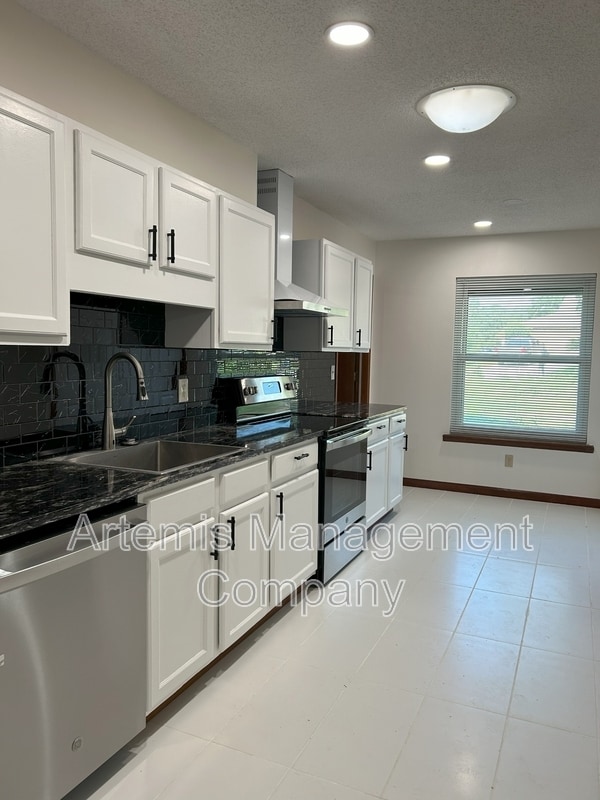 property at 12421 Bears Den Ct