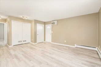 1656 Parkwood Ave in Ypsilanti, MI - Building Photo - Building Photo