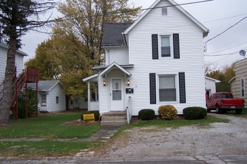 13 Earl Ave in Shelby, OH - Foto de edificio