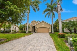 1558 Serrano Cir in Naples, FL - Building Photo