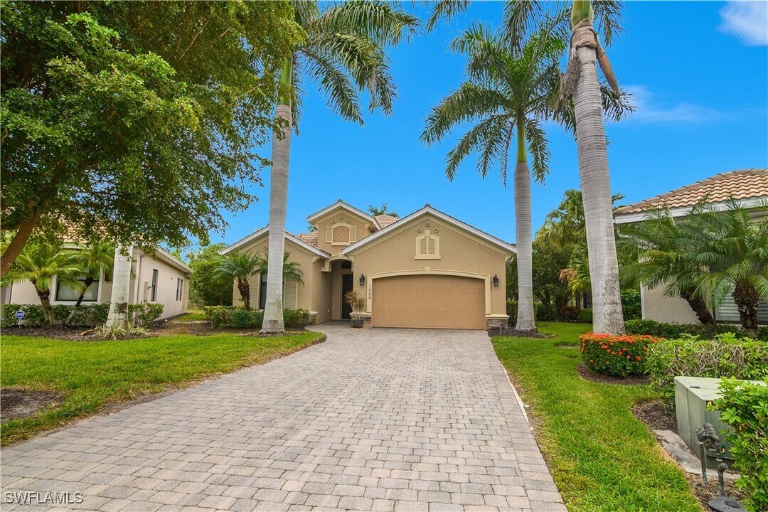 1558 Serrano Cir in Naples, FL - Building Photo