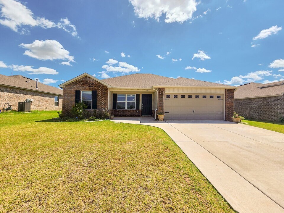 1937 Timber Dale Dr in Shawnee, OK - Building Photo