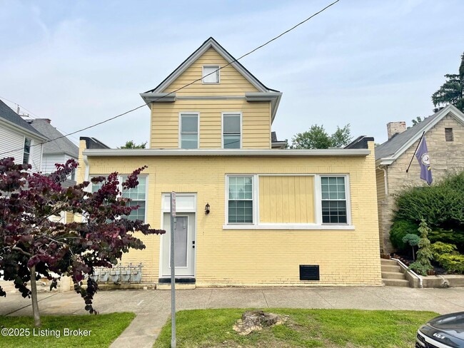 property at 905 E Market St