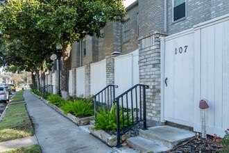 3800 Tanglewilde St in Houston, TX - Building Photo - Building Photo