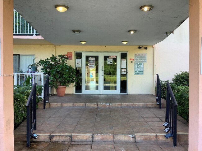 16465 NE 22nd Ave in Miami, FL - Foto de edificio - Building Photo