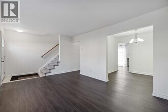 885 Carleton Pl in Sarnia, ON - Foto de edificio - Building Photo