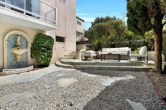 402 Iris Ave in Newport Beach, CA - Building Photo - Building Photo