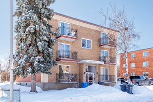 404 Lulli Rue in Laval, QC - Building Photo