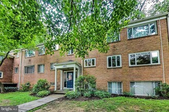 10501 Montrose Ave, Unit 103 in Bethesda, MD - Foto de edificio - Building Photo