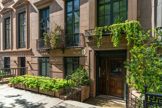 10 Gramercy Park S in New York, NY - Building Photo - Building Photo