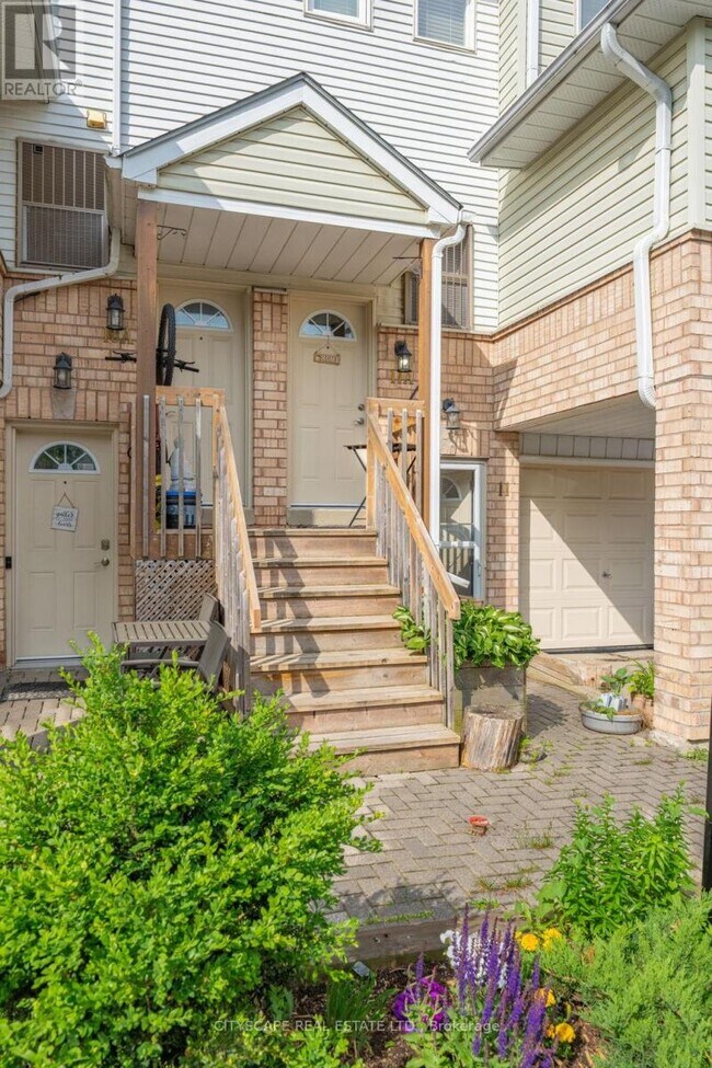 11 Robert Ln in Halton Hills, ON - Building Photo - Building Photo
