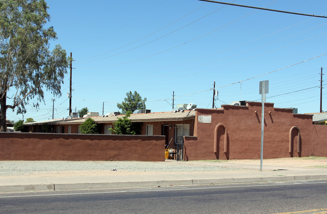 2214 N 36th St in Phoenix, AZ - Foto de edificio - Building Photo