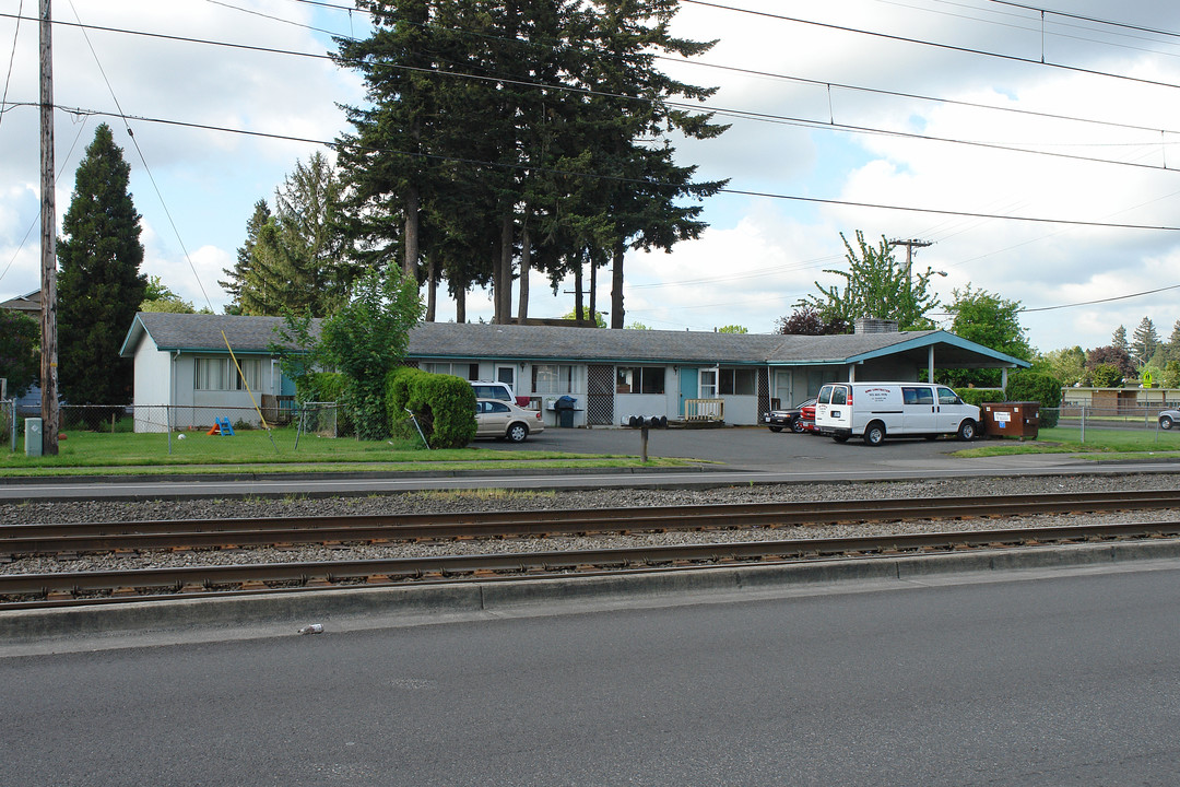 11706-11722 N Burnside St in Portland, OR - Building Photo