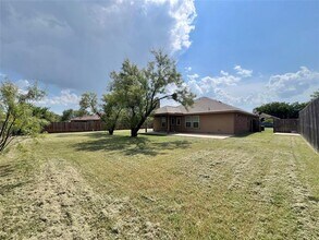 857 Sundance Rd in Stephenville, TX - Foto de edificio - Building Photo