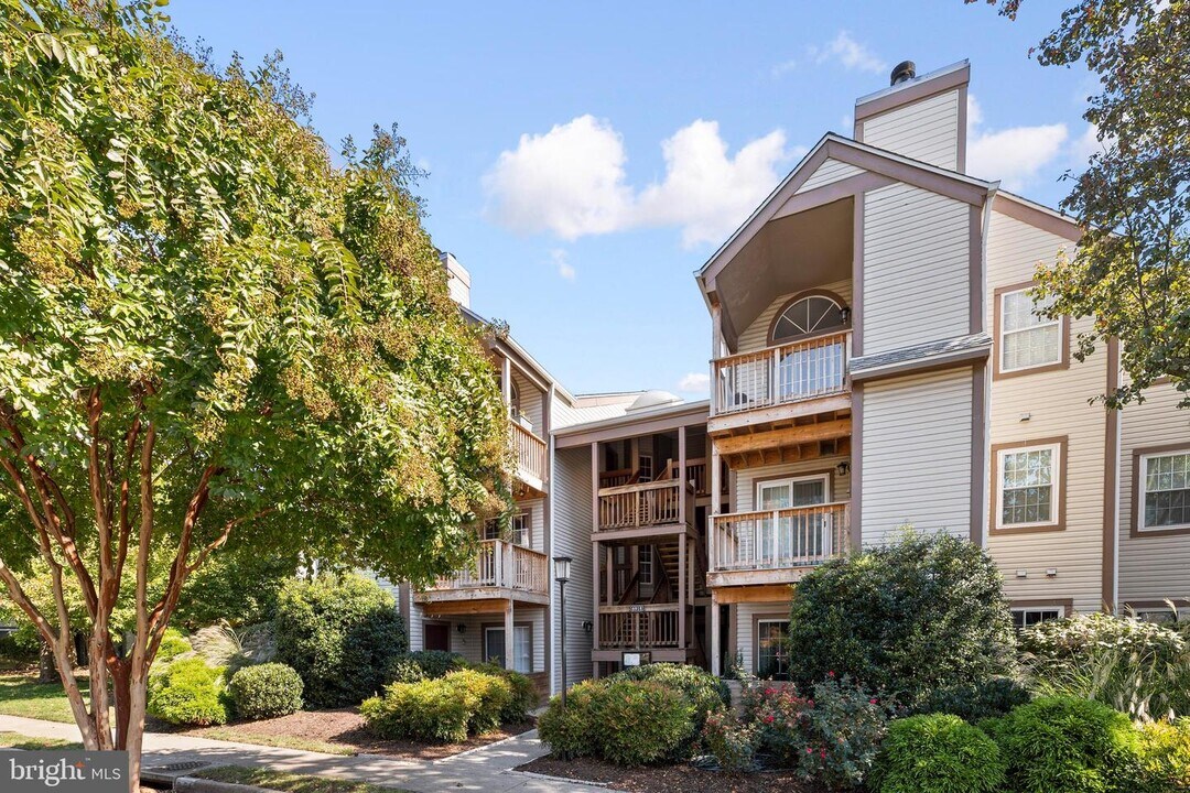 6918 Victoria Dr-Unit -L in Alexandria, VA - Building Photo