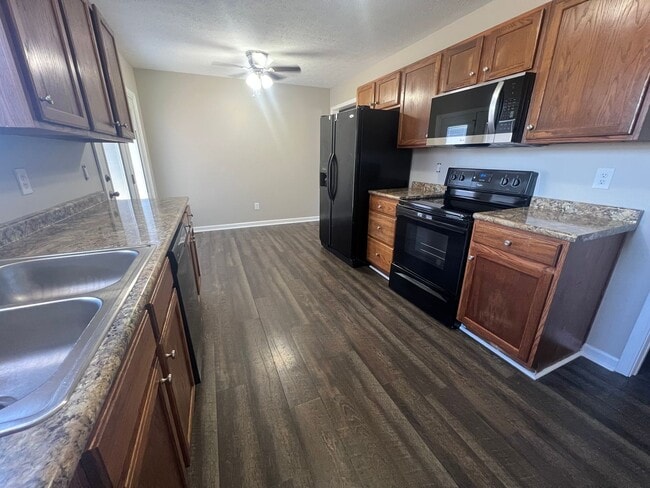 557 Plum Springs Rd in Bowling Green, KY - Building Photo - Building Photo