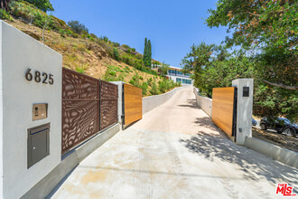 6825 Mulholland Dr in Los Angeles, CA - Building Photo - Building Photo