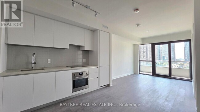 2 Erskine Rd in Mississauga, ON - Building Photo - Building Photo