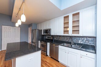 2356 N Elston Ct in Chicago, IL - Building Photo - Building Photo