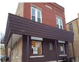 10307 N Main St in Richmond, IL - Building Photo