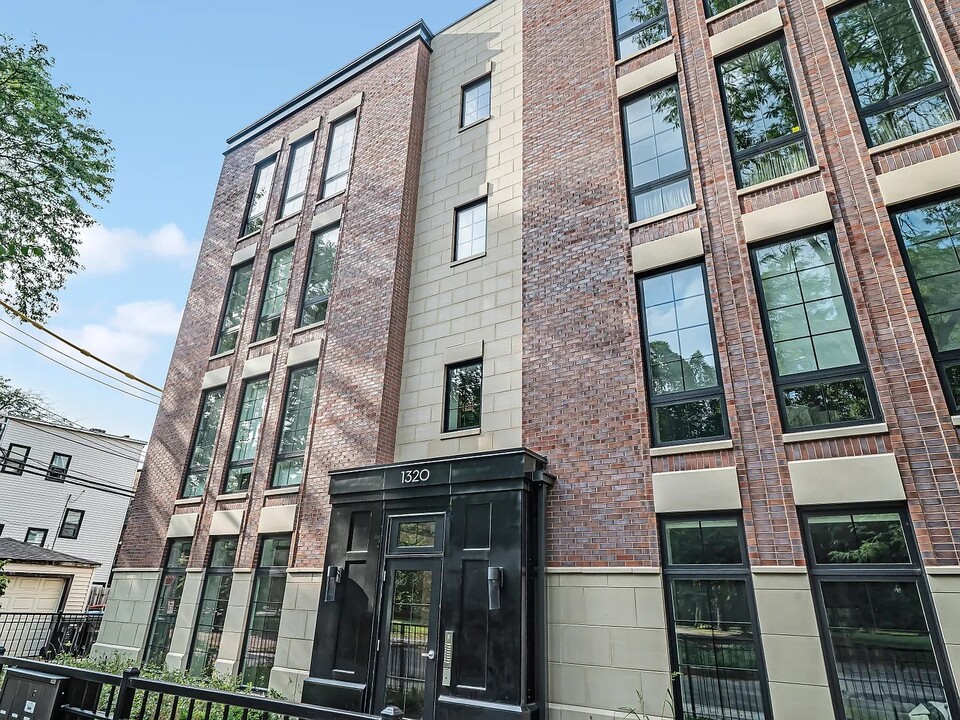 1320 W Lexington St, Unit 1W in Chicago, IL - Building Photo