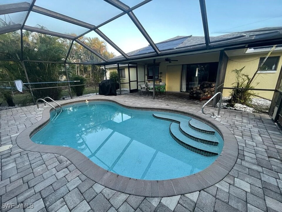 110 SW 10th Terrace in Cape Coral, FL - Foto de edificio