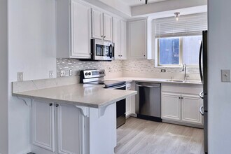 235 Market St in San Diego, CA - Foto de edificio - Building Photo