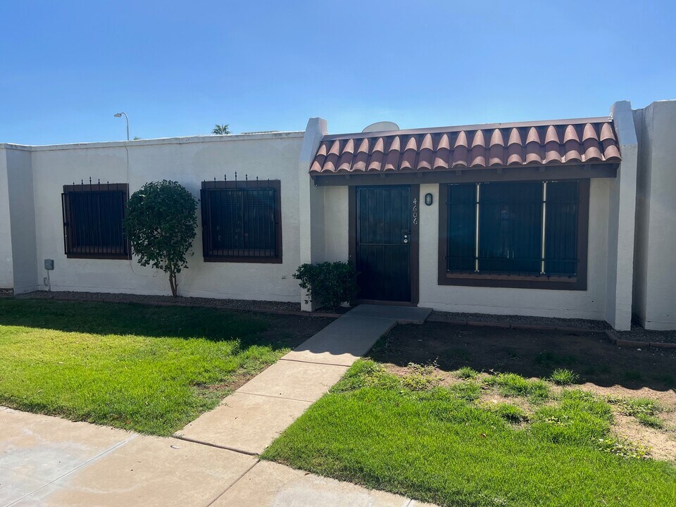 4606 W Desert Crest Dr in Glendale, AZ - Building Photo