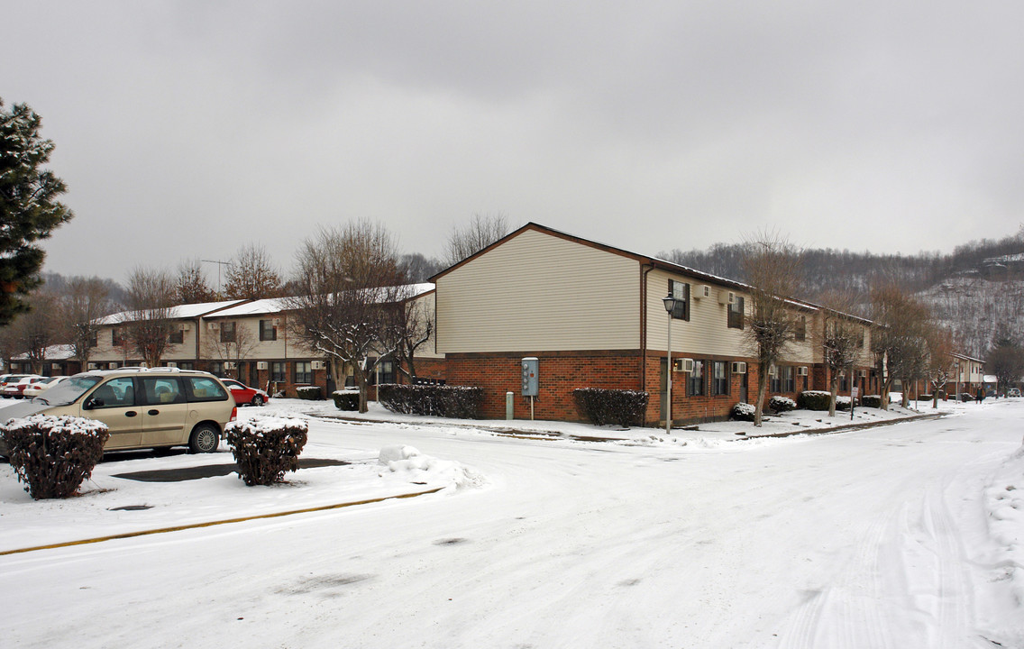 Lawrence Village in South Point, OH - Foto de edificio