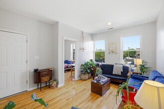 3235 W Thomas St in Chicago, IL - Building Photo - Building Photo