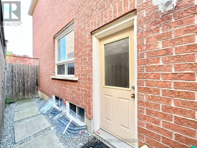 53 Longueuil Pl in Whitby, ON - Building Photo - Building Photo