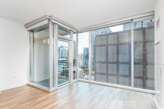 300 W Grand Ave in Chicago, IL - Building Photo - Building Photo