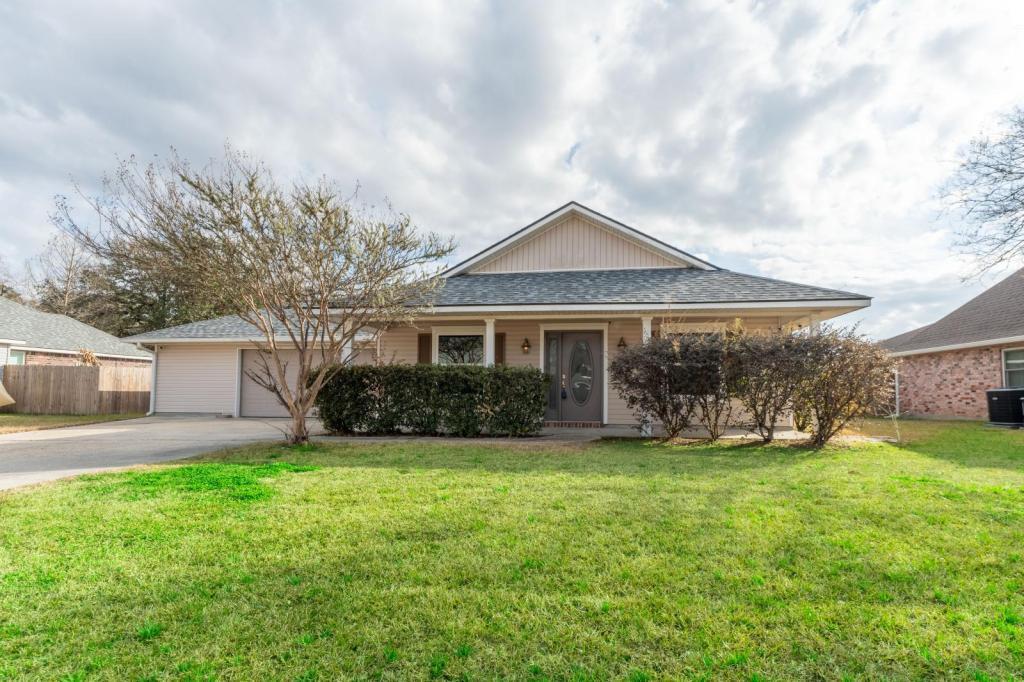 30078 Leslie St in Albany, LA - Building Photo