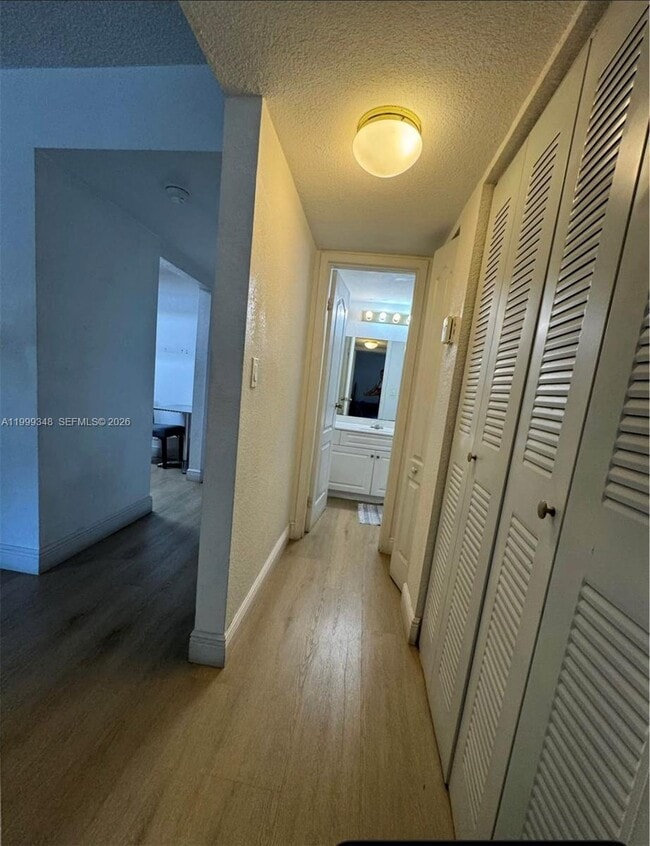 5201 Geneva Way, Unit 209 in Doral, FL - Foto de edificio - Building Photo