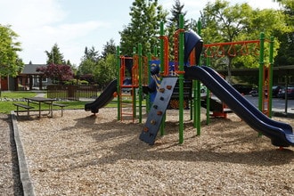 The Lodge at Madrona in Tacoma, WA - Building Photo - Building Photo