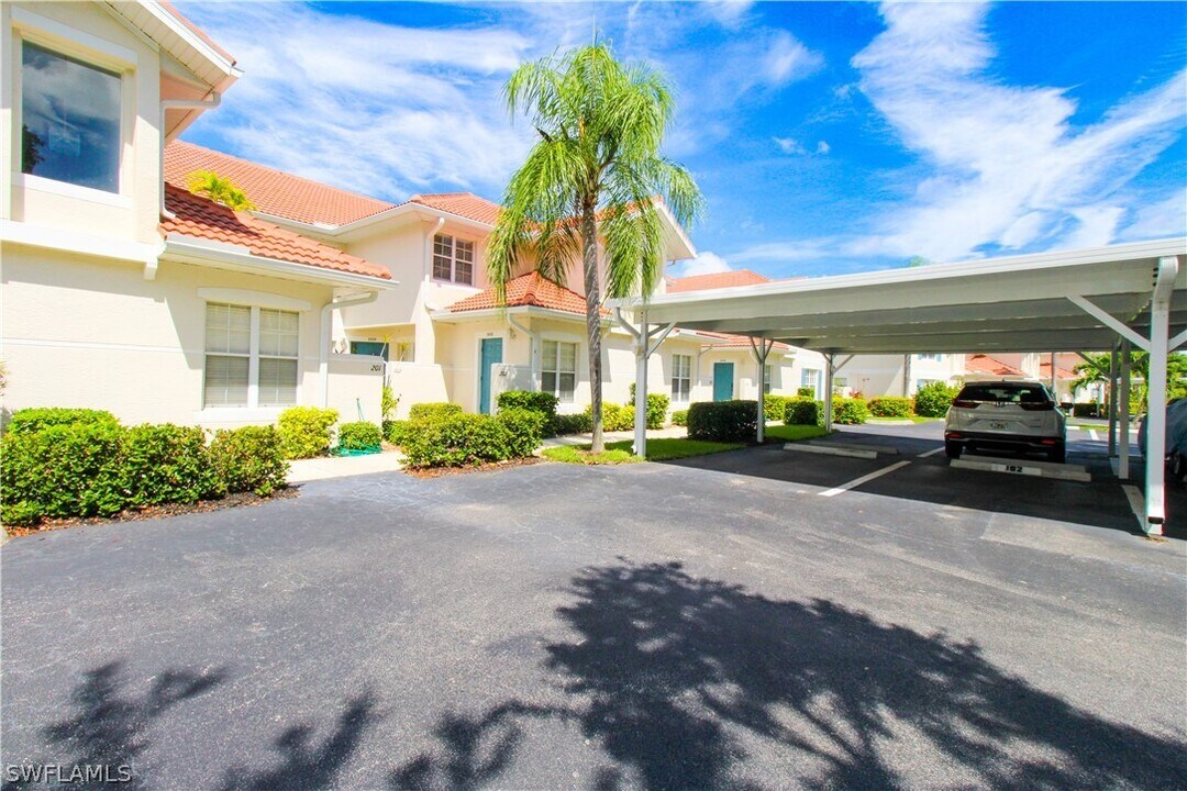 5025 Cedar Springs Dr in Naples, FL - Foto de edificio