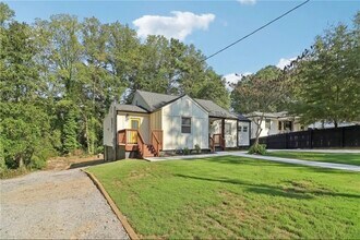 657 Woods Dr NW in Atlanta, GA - Foto de edificio - Building Photo