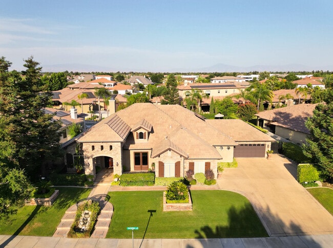 2510 Tiverton Dr in Bakersfield, CA - Building Photo - Building Photo