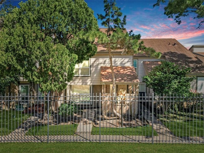 property at 724 Country Pl Dr